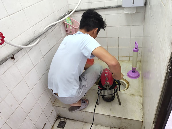 勃利肥皂掉到马桶里把马桶堵住了怎么办？马桶堵住了怎么办