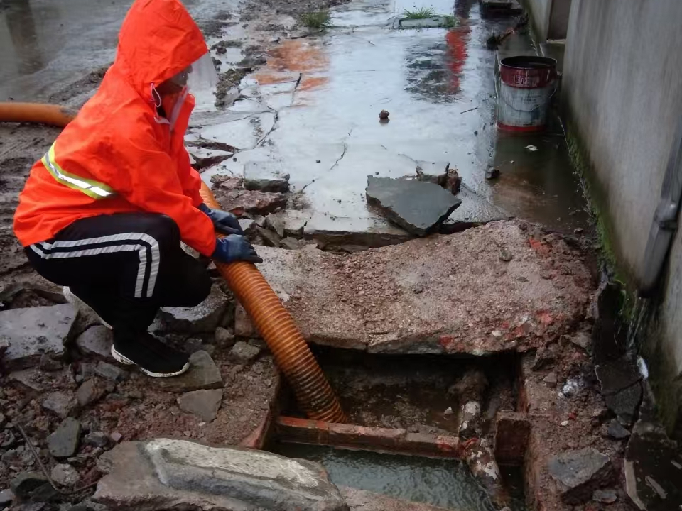 勃利专业清理污水池 炜誉市政以规范流程守护城市 “肠道”